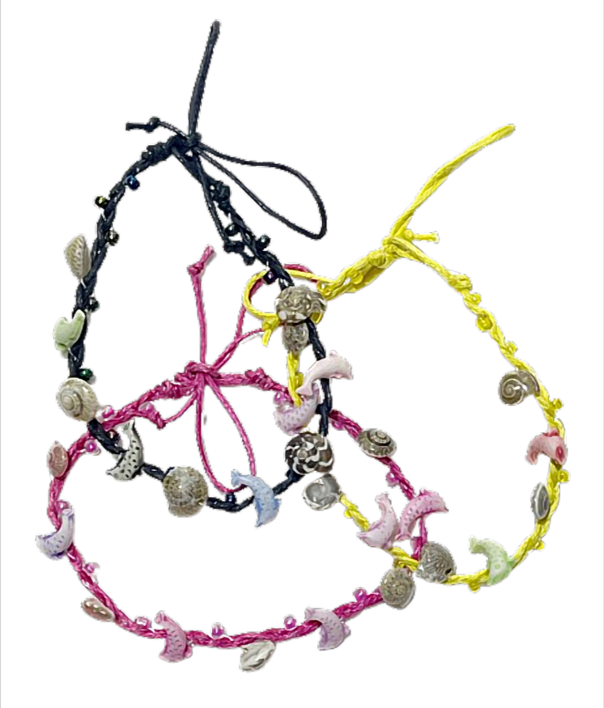 Armband Muschel und Delphine am Wachsband farblich gemischt