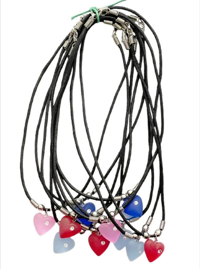 Kette mit farbigem Herzanhänger und Strassstein am Wachsband