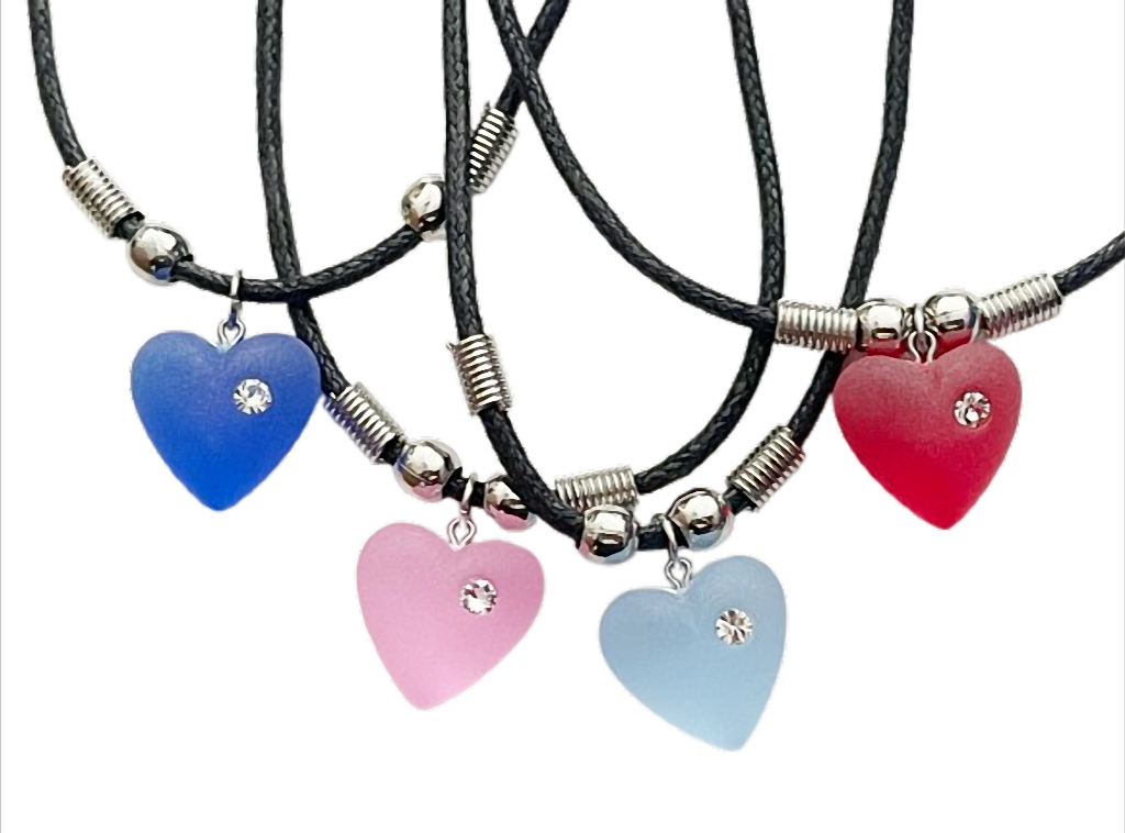 Kette mit farbigem Herzanhänger und Strassstein am Wachsband