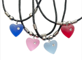 Kette mit farbigem Herzanhänger und Strassstein am Wachsband