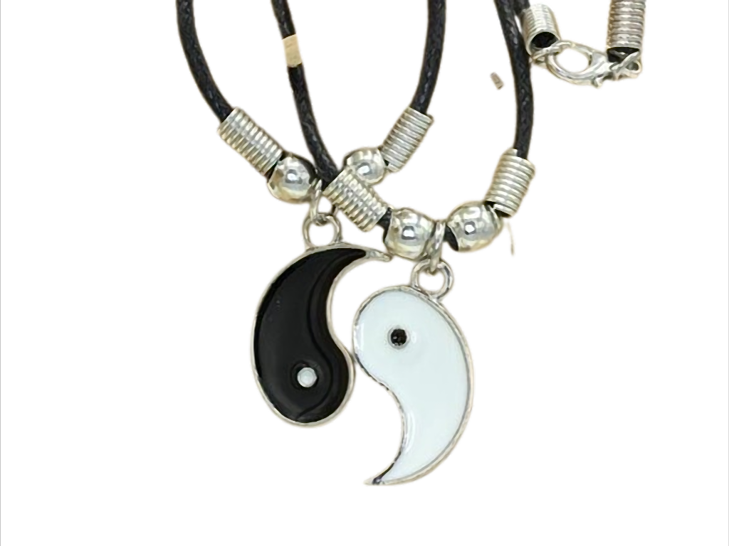 Kette mit geteiltem Yin-Yang-Anhänger am Wachsband – 38 cm