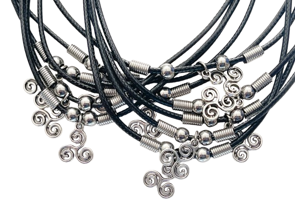 Triskele Kette am Wachsband – 38 cm