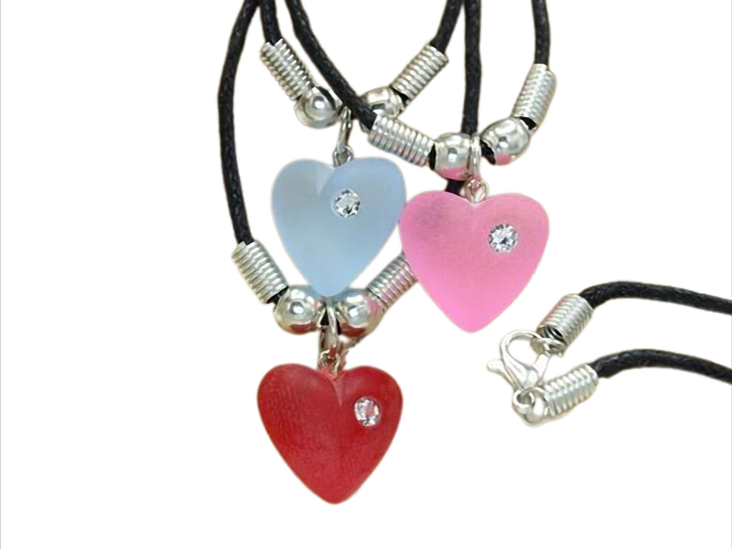 Kette mit farbigem Herzanhänger und Strassstein am Wachsband