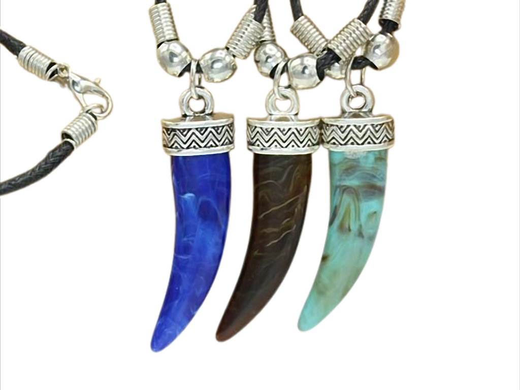 Kette mit Zahnanhänger in gemischten Farben am Wachsband – 48 cm