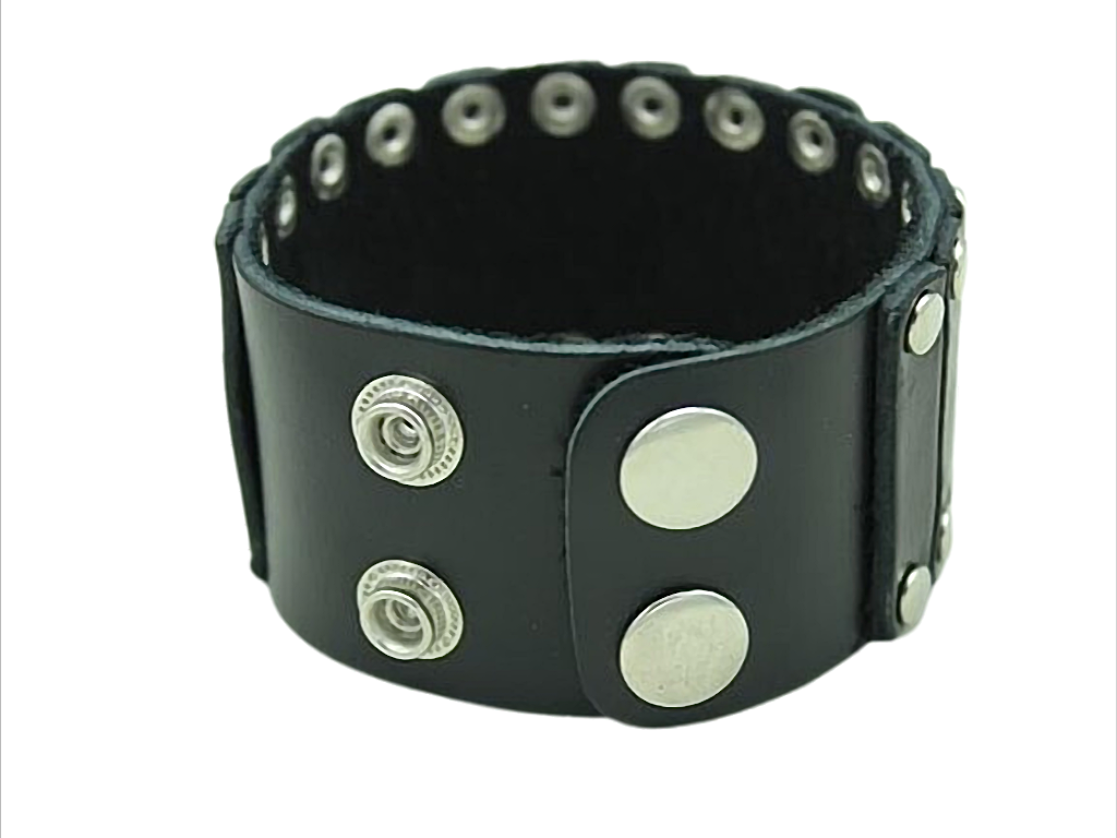Iron Spirit Breites Lederarmband mit Nieten – verstellbar