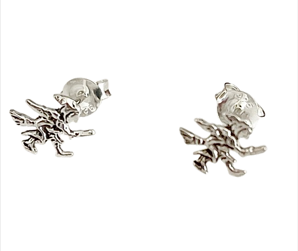 Kleine Flughexe Ohrstecker Hexe auf Besen 925 Silber – 9 x 7,5  mm