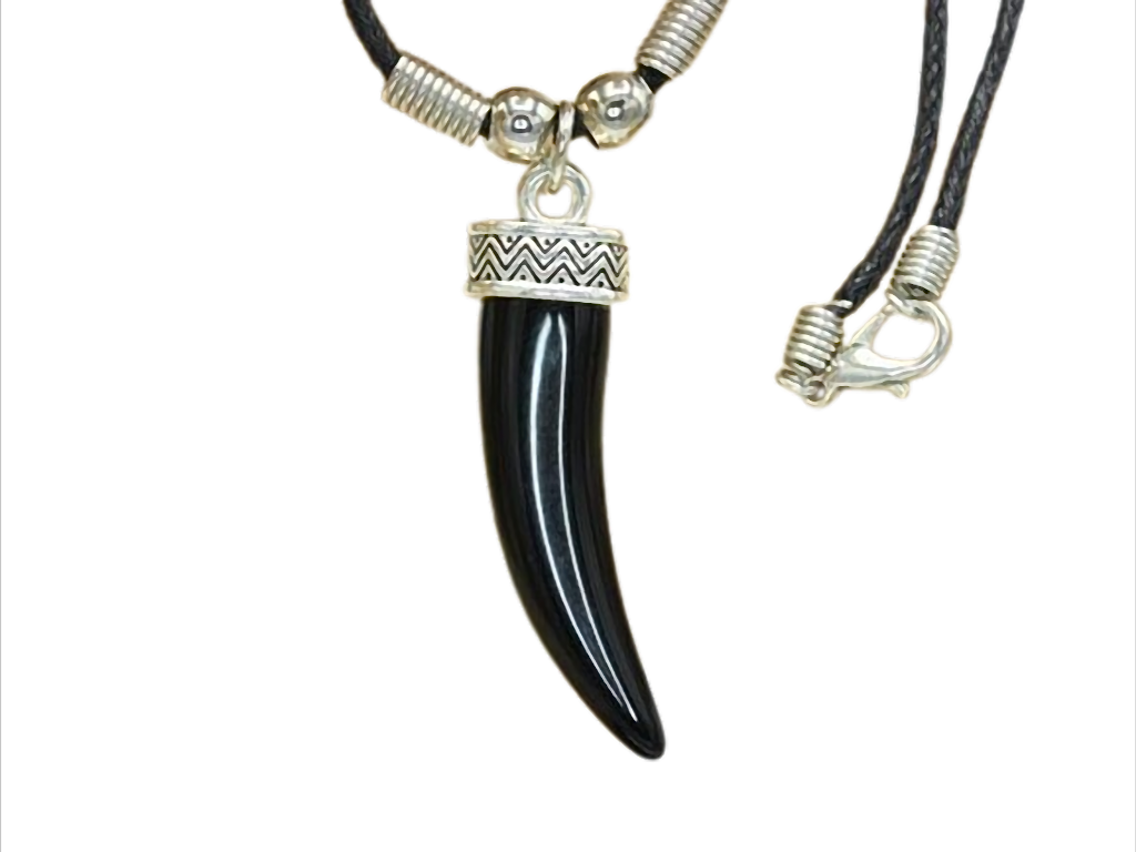 Kette mit schwarzem Zahnanhänger am Wachsband – 48 cm