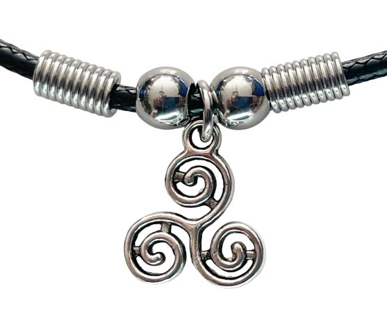 Triskele Kette am Wachsband – 38 cm