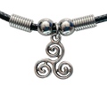Triskele Kette am Wachsband – 38 cm