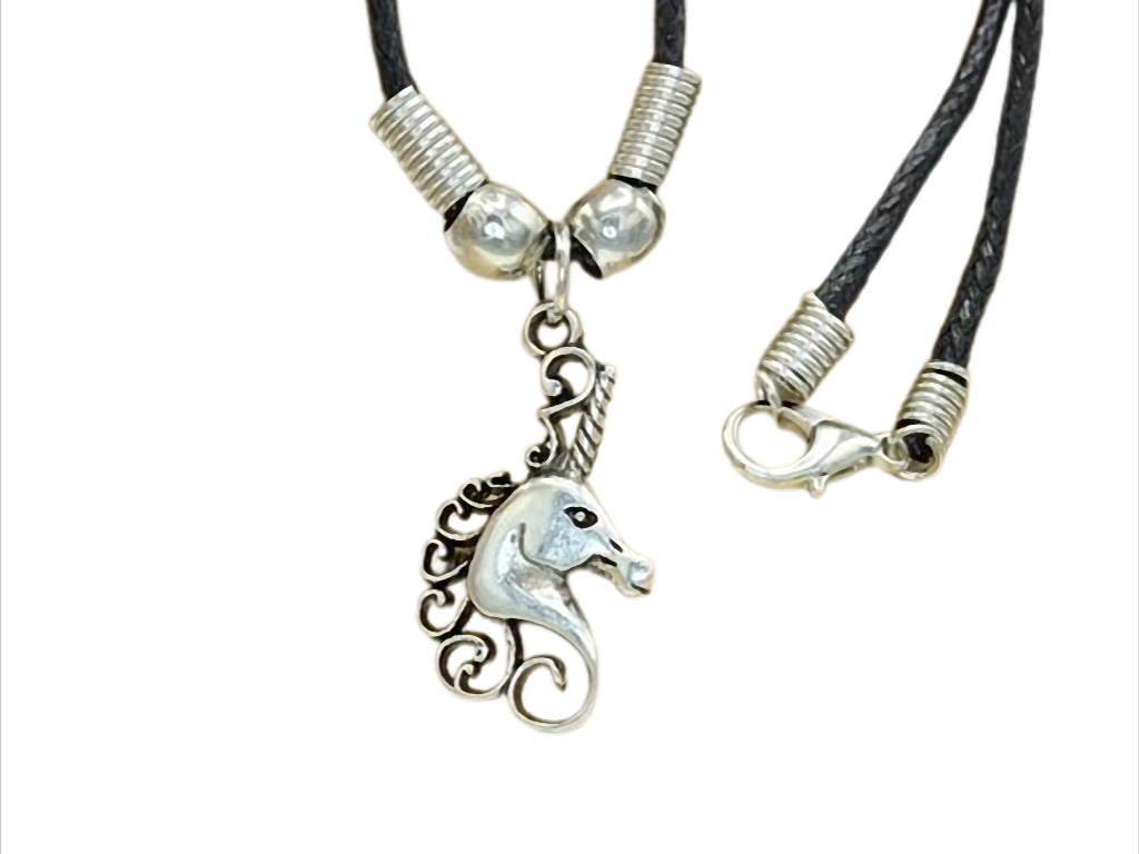 Halskette mit Einhorn Anhänger – Baumwoll Wachsband 48 cm
