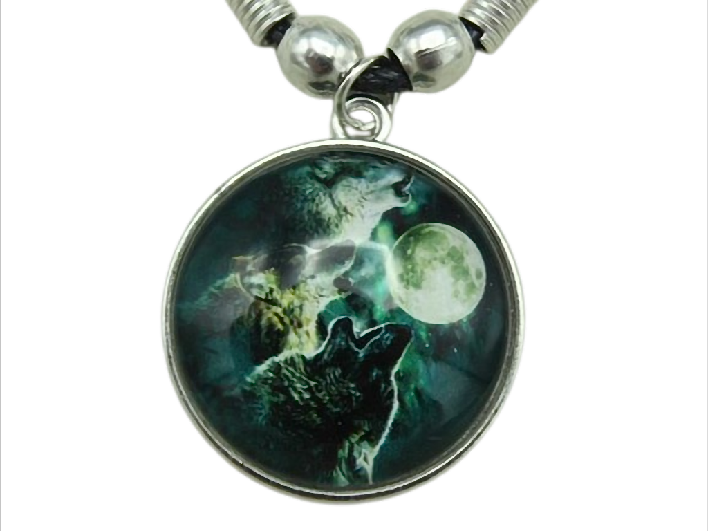 Kette mit Cabochon-Anhänger „Heulender Wolf“ am Wachsband