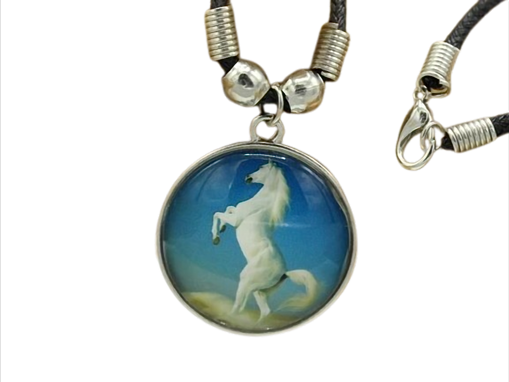 Kette mit Cabochon-Anhänger „Weisses Pferd“ am Wachsband