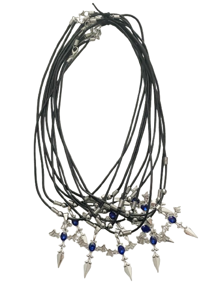 Kreuz mit Fledermausflügeln und blauem Stein am Wachsband