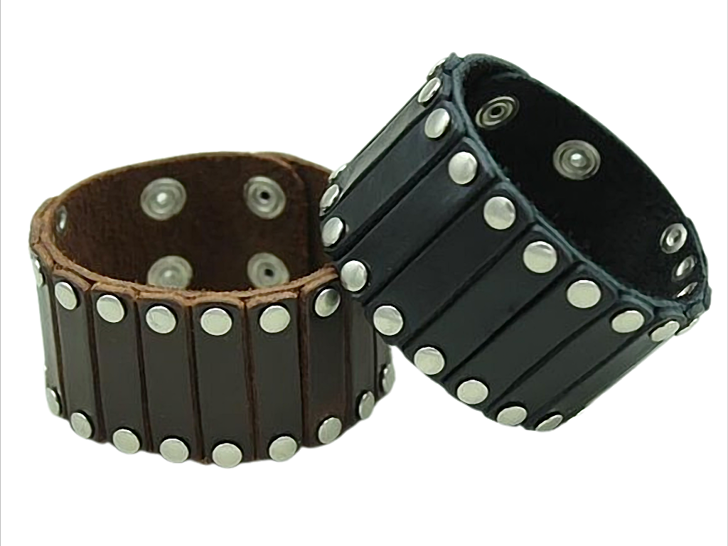 Iron Spirit Breites Lederarmband mit Nieten – verstellbar