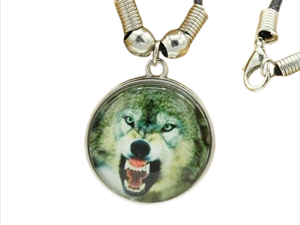 Kette mit Cabochon-Anhänger „Böser Wolf“ am Wachsband
