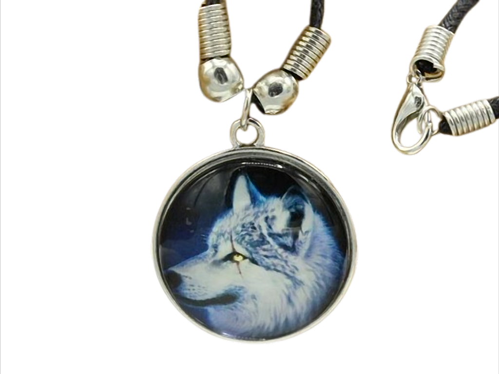 Kette mit Cabochon-Anhänger „Wolf“ am Wachsband