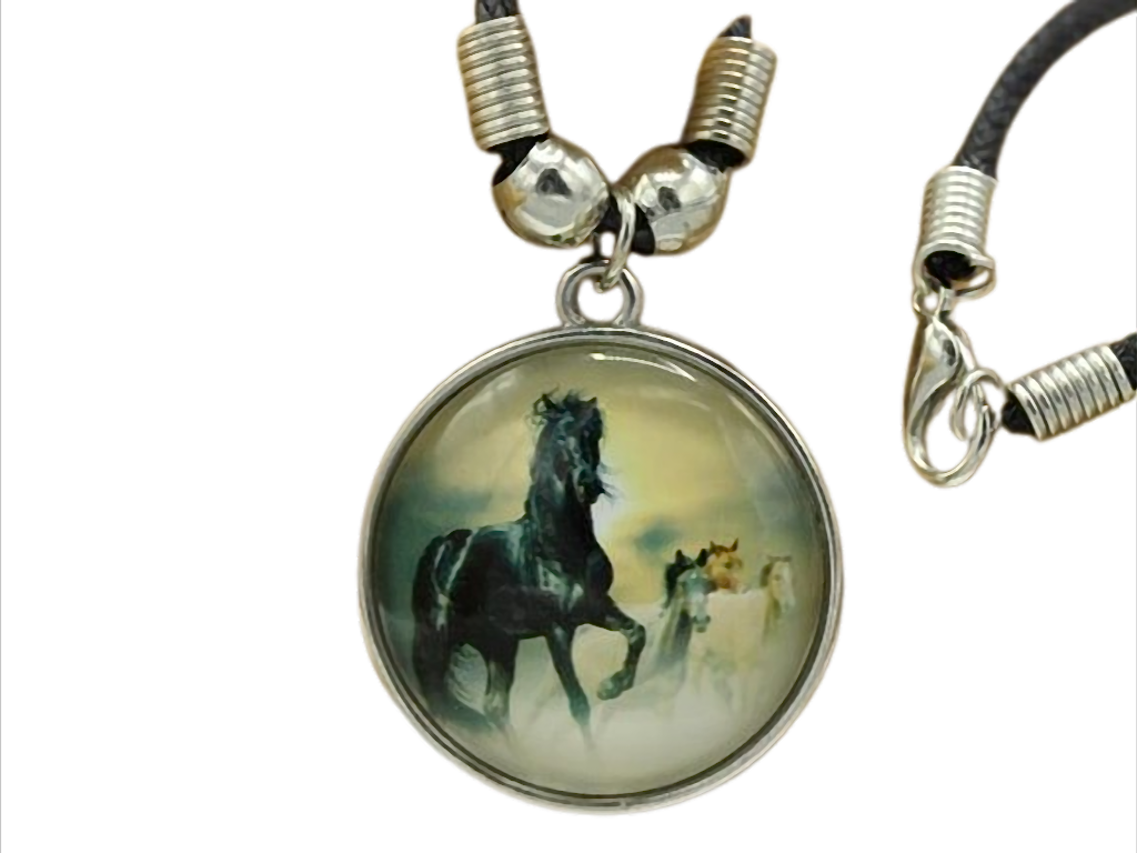 Kette mit Cabochon-Anhänger „Schwarzes Pferd“ am Wachsband