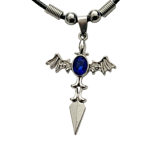 Kreuz mit Fledermausflügeln und blauem Stein am Wachsband