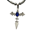 Kreuz mit Fledermausflügeln und blauem Stein am Wachsband